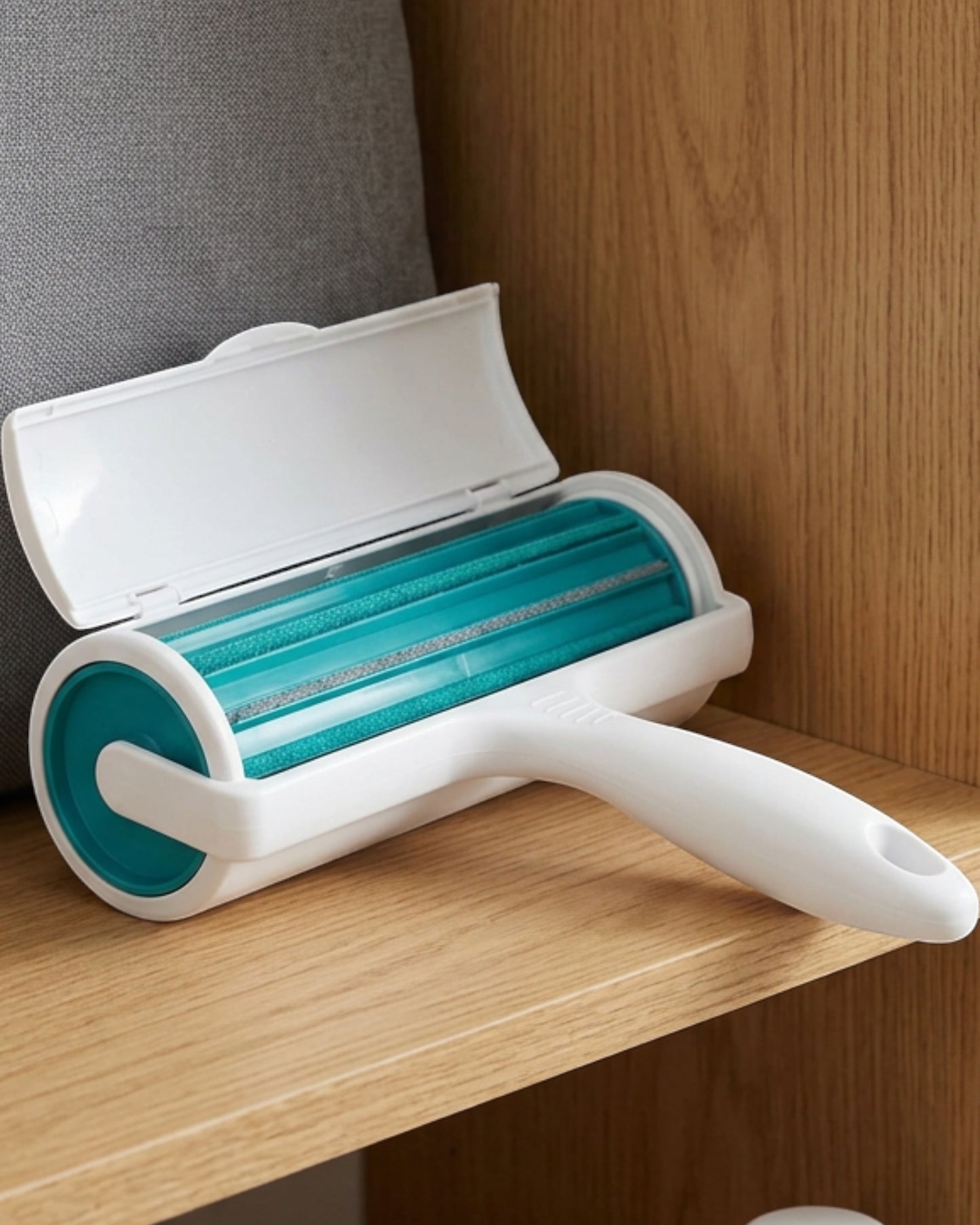 Midox Manual Fabric Hair Roller 19 cm with Collection Chamber - Lifestyle view
