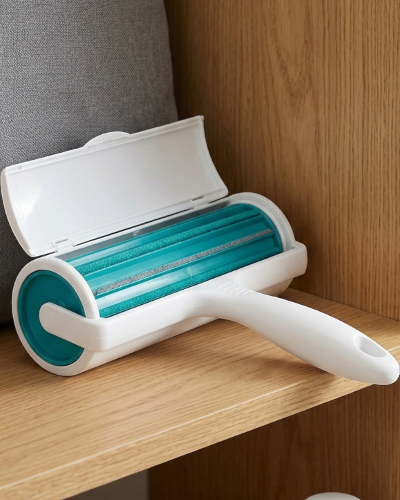 Midox Manual Fabric Hair Roller 19 cm with Collection Chamber - Lifestyle view